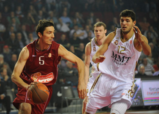 崩盘！利物浦3连败+3场丢10球，各赛事12场比赛狂输9场（溃败！利物浦三连败，近三战丢10球，近12场各项赛事输掉9场）