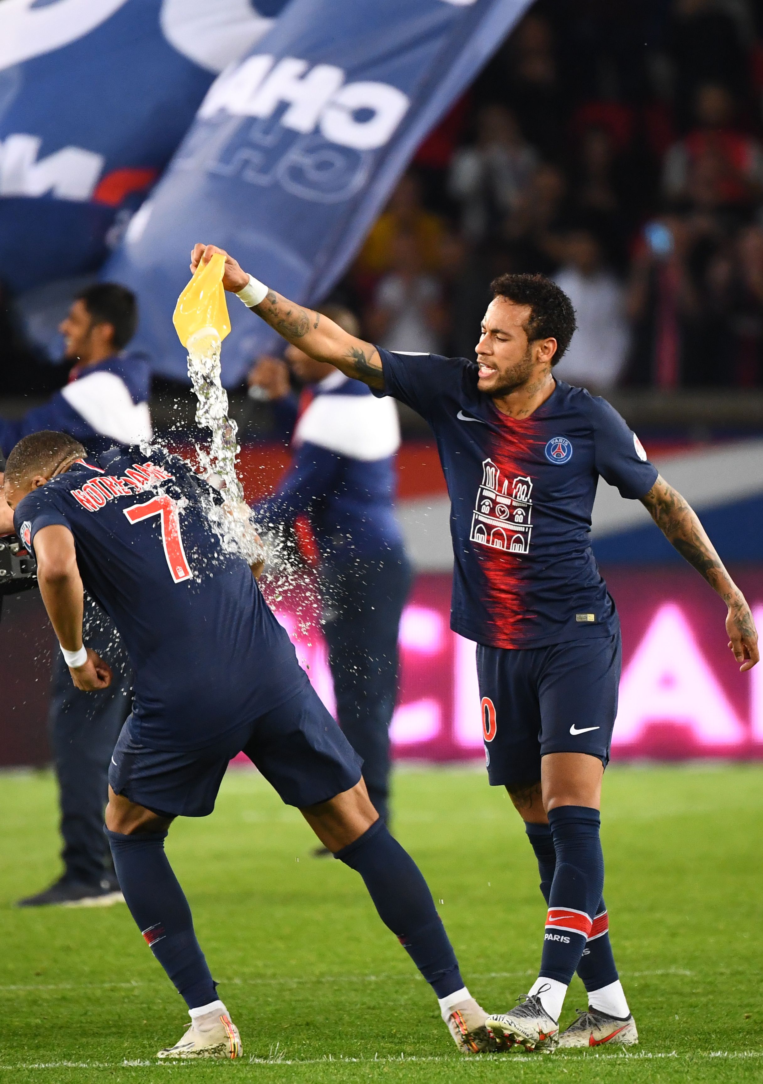 阿斯：拜仁加紧与于帕梅卡诺续约谈判，皇马考虑科纳特为备选（阿斯报：拜仁加快与于帕梅卡诺续约谈判，皇马将科纳特视作备选）