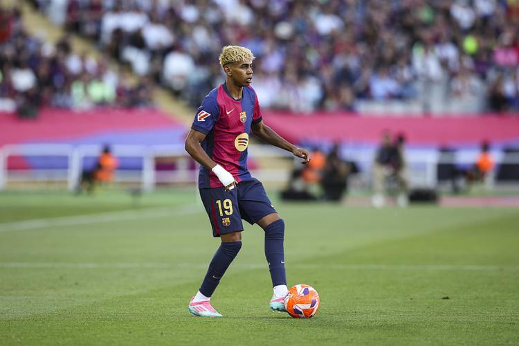 皇马队史第五次西甲主场有两人被罚下，上一次是20年前（皇马时隔20年再现西甲主场两人被罚下，队史第5次）