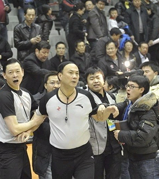 内姆哈德13中7，三分球7中4，砍下18分4板8助（内姆哈德高效发挥：13投7中、三分7投4中，拿下18分4篮板8助攻）