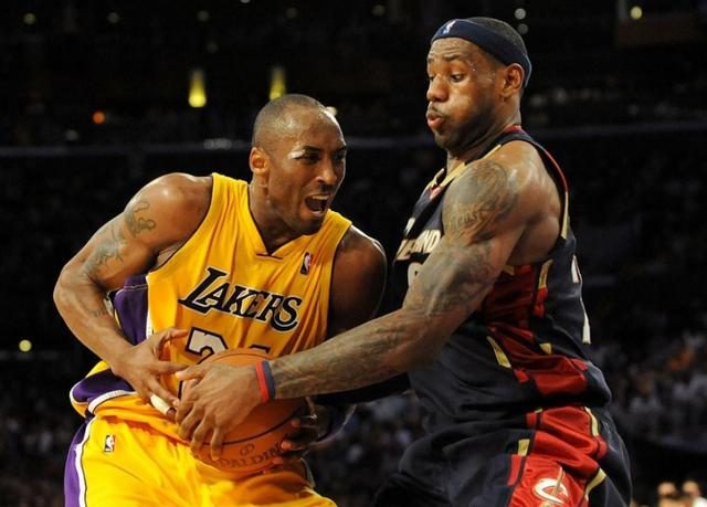 这雪有点大，欧冠赛前一名挪威记者在博德闪耀的球场边线处滑雪（欧冠赛前风雪骤起，挪威记者在博德闪耀场边滑雪）