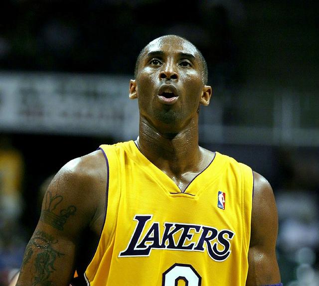 辛辛那提中场吉迪赛后与梅西交换球衣，双方握手并拥抱（梅西与辛辛那提中场吉迪赛后互换球衣，握手相拥）