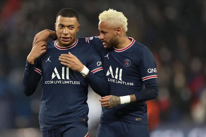 失误稍多！东契奇半场贡献17分3助攻5失误（东契奇半场17分3助攻，失误偏多达5次）