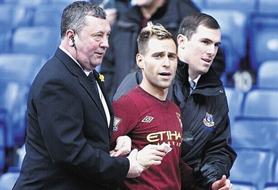 戴维对乌迪内斯的进球被吹越位，但VAR划线似乎存在问题（戴维对阵乌迪内斯破门被吹越位，VAR画线判定引质疑）