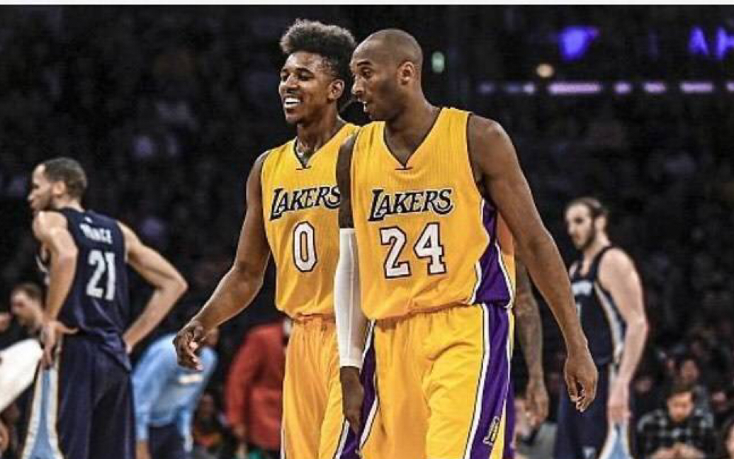 心情不佳？詹姆斯赛后第一时间走向球员通道离场，未与任何人交流（赛后情绪低落？詹姆斯哨响后径直返回球员通道，全程未与人交流）