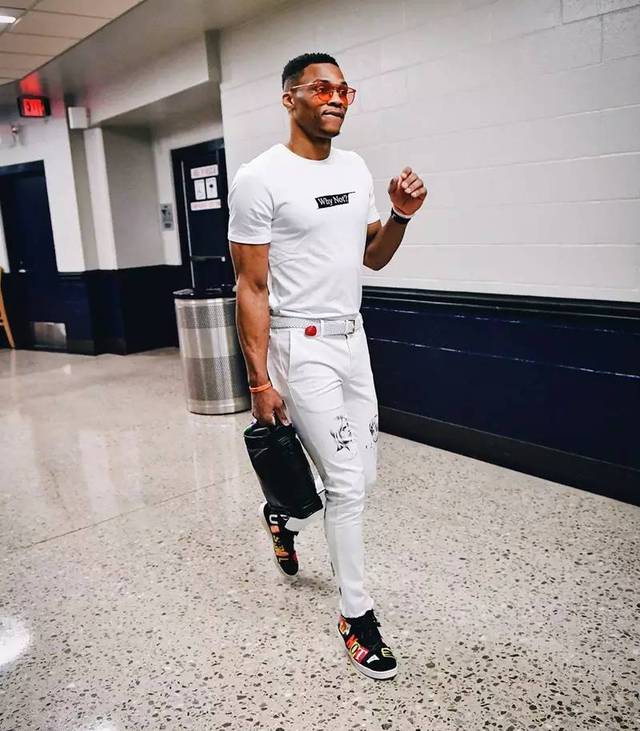 苏炳添退役，吴艳妮惹争议？晒出6年前合照，网友却认不出她是谁（苏炳添宣布退役，吴艳妮引发热议？晒出6年前合影，网友直呼认不出）