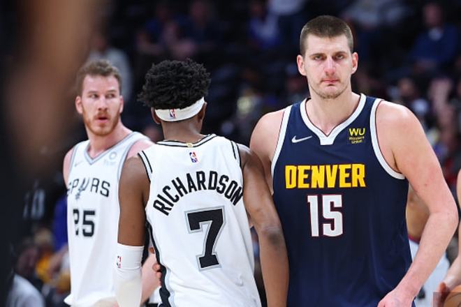 篮球中的投篮姿势分析（篮球投篮动作解析）