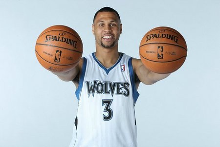 官方：原助理教练彼泽森出任谢周三新帅（官宣：前助教彼泽森接任谢周三主帅）