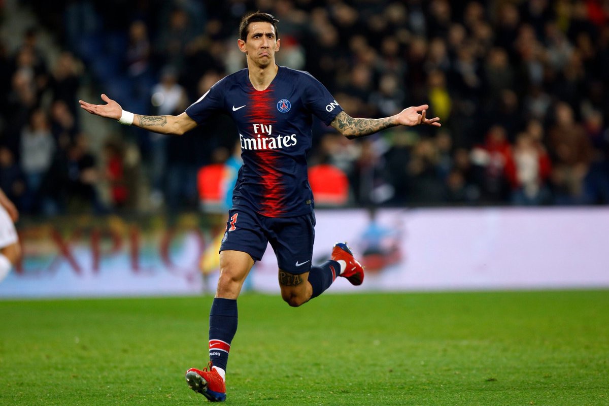 足球曼联新援首秀即破门，球迷高呼：值了！（曼联新援处子秀破门，球迷直呼：值回票价！）